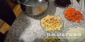 Фото приготовления рецепта: Винегрет с колбасой и солеными огурцами - шаг 4