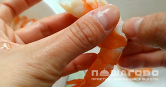 Фото приготовления рецепта: Паста с креветками в сливочном соусе - шаг 1