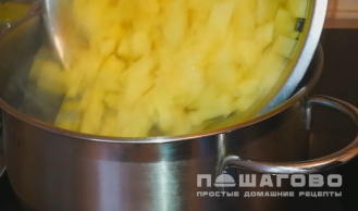 Фото приготовления рецепта: Куриный суп с грибами шампиньонами и зеленью - шаг 2