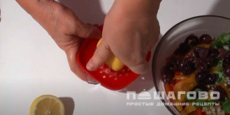 Фото приготовления рецепта: Пестрый салат из фасоли и печеного перца - шаг 7