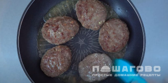 Фото приготовления рецепта: Котлеты из фарша на сковороде - шаг 4