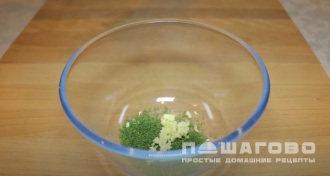 Фото приготовления рецепта: Чесночный белый соус - шаг 2