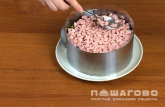 Фото приготовления рецепта: Оливье слоями с колбасой и огурцами - шаг 7