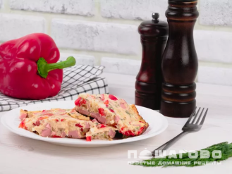 Фото приготовления рецепта: Омлет с вареной колбасой и овощами - шаг 8