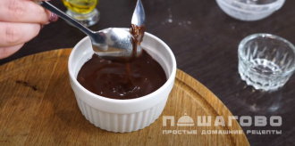 Фото приготовления рецепта: Кофейно шоколадный кекс в кружке - шаг 2