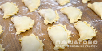 Фото приготовления рецепта: Вкусные вареники с вишней - шаг 9