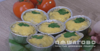 Фото приготовления рецепта: Жюльен с шампиньонами и нежным куриным филе - шаг 9