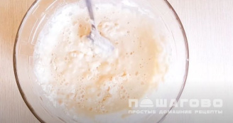 Фото приготовления рецепта: Пицца со свежим огурцом и колбасой - шаг 2