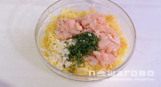 Фото приготовления рецепта: Драники с курицей - шаг 3