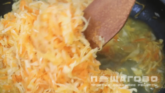 Фото приготовления рецепта: Кислые щи с капустой и куриной грудкой - шаг 4