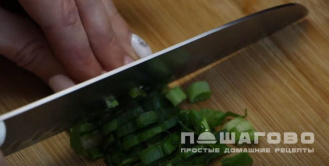 Фото приготовления рецепта: Куриный бульон с лапшой и яйцом - шаг 3
