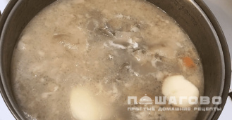 Фото приготовления рецепта: Студень из свиных ножек - шаг 4