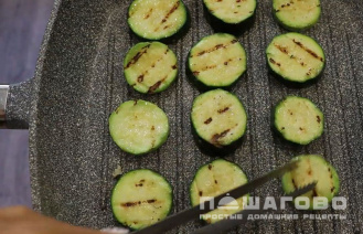 Фото приготовления рецепта: Кабачки в маринаде, жареные на сковороде-гриль - шаг 4