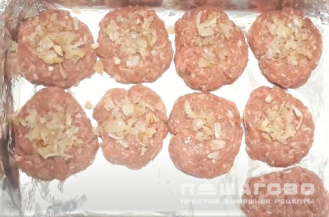 Фото приготовления рецепта: Стожки из фарша в духовке с сыром - шаг 3