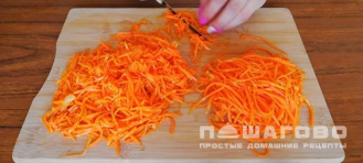 Фото приготовления рецепта: Салат с крабовыми палочками и морковью по-корейски - шаг 3