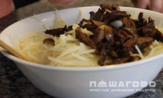 Фото приготовления рецепта: Корейский салат из картофеля с мясом (камди ча) - шаг 5