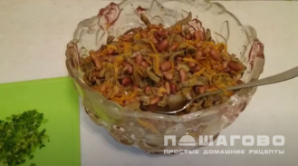 Фото приготовления рецепта: Салат из фасоли с печенью - шаг 6