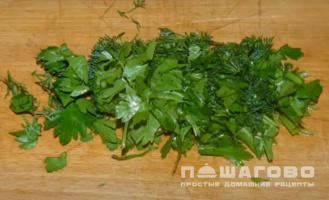 Фото приготовления рецепта: Свежий салат с огурцом, рукколой и салатом айсберг - шаг 4