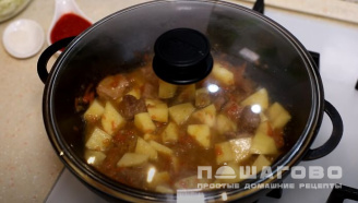 Фото приготовления рецепта: Жаркое из свинины с капустой - шаг 5