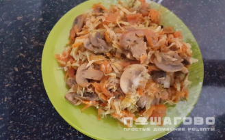 Фото приготовления рецепта: Капуста, тушеная с шампиньонами - шаг 6