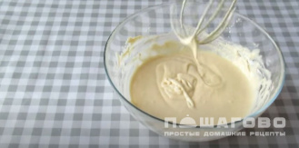 Фото приготовления рецепта: Яблочные оладьи на кефире - шаг 4