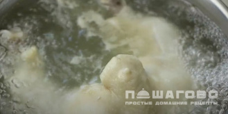 Фото приготовления рецепта: Куриный бульон с лапшой и яйцом - шаг 1