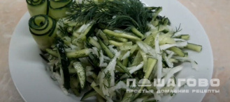 Фото приготовления рецепта: Салат с дайконом и огурцом - шаг 5
