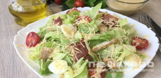 Фото приготовления рецепта: Салат «Цезарь» с курицей овощами и сыром - шаг 5