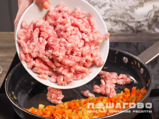 Фото приготовления рецепта: Запеканка с мясом "Пастуший пирог" - шаг 2