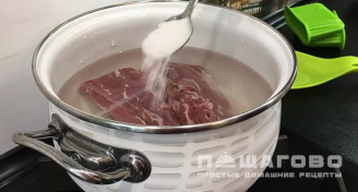 Фото приготовления рецепта: Салат со свининой и огурцами - шаг 1