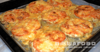 Фото приготовления рецепта: Мясо по-французски в духовке из свинины с помидорами и сыром - шаг 6