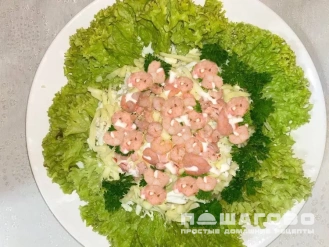 Фото приготовления рецепта: Цезарь с крабовыми палочками и креветками - шаг 5