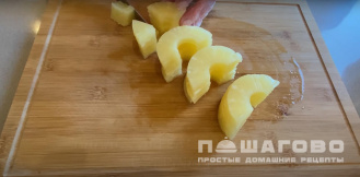 Фото приготовления рецепта: Курица в кисло-сладком соусе со сладким перцем и ананасами - шаг 4