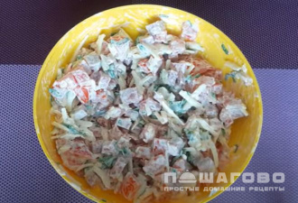 Фото приготовления рецепта: Грузинский салат с колбасой и помидорами - шаг 4