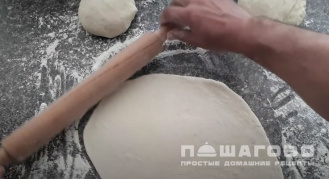 Фото приготовления рецепта: Пицца со свининой и ананасами - шаг 12