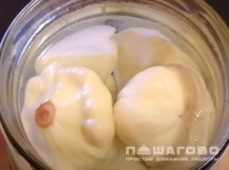 Фото приготовления рецепта: Огурцы с патиссонами на зиму - шаг 4
