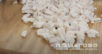 Фото приготовления рецепта: Нежный салат с копченой курицей и свежими огурцами - шаг 1