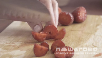 Фото приготовления рецепта: Фруктовый салат с мороженым - шаг 3