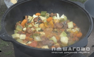 Фото приготовления рецепта: Овощное рагу с мясом в казане - шаг 5