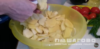 Фото приготовления рецепта: Мясо по-французски с картофелем, помидорами и сыром - шаг 2