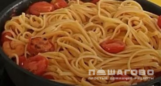 Фото приготовления рецепта: Паста лингвини с креветками и свежей зеленью - шаг 5