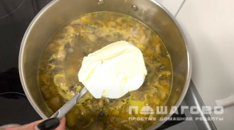 Фото приготовления рецепта: Грибной суп на курином бульоне - шаг 5