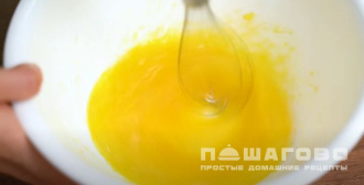 Фото приготовления рецепта: Блины тонкие обыкновенные - шаг 2