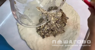Фото приготовления рецепта: Пирог расстегай с грибами - шаг 11