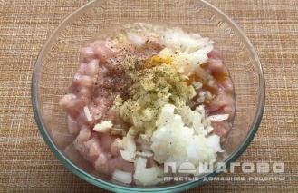Фото приготовления рецепта: Нежные куриные шарики в сырно-сливочном соусе - шаг 3