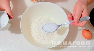 Фото приготовления рецепта: Вареники с заварным тестом на кипятке с черешней - шаг 2