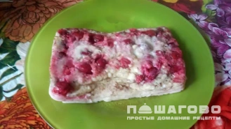Фото приготовления рецепта: Молочная запеканка с вишней - шаг 3