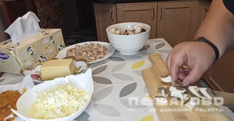 Фото приготовления рецепта: Салат с курагой и курицей - шаг 3