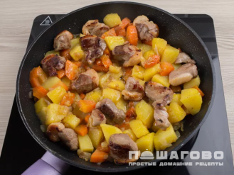 Фото приготовления рецепта: Рагу из утки с картофелем - шаг 7