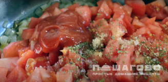 Фото приготовления рецепта: Суп с помидорами и яйцом - шаг 4